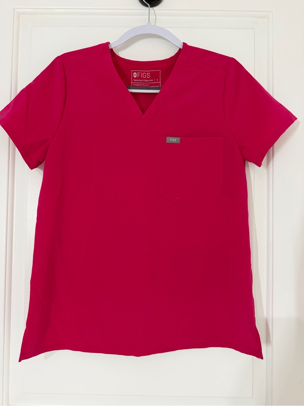 Figs Womens Short Sleeve V-Neck Top in Fuchsia